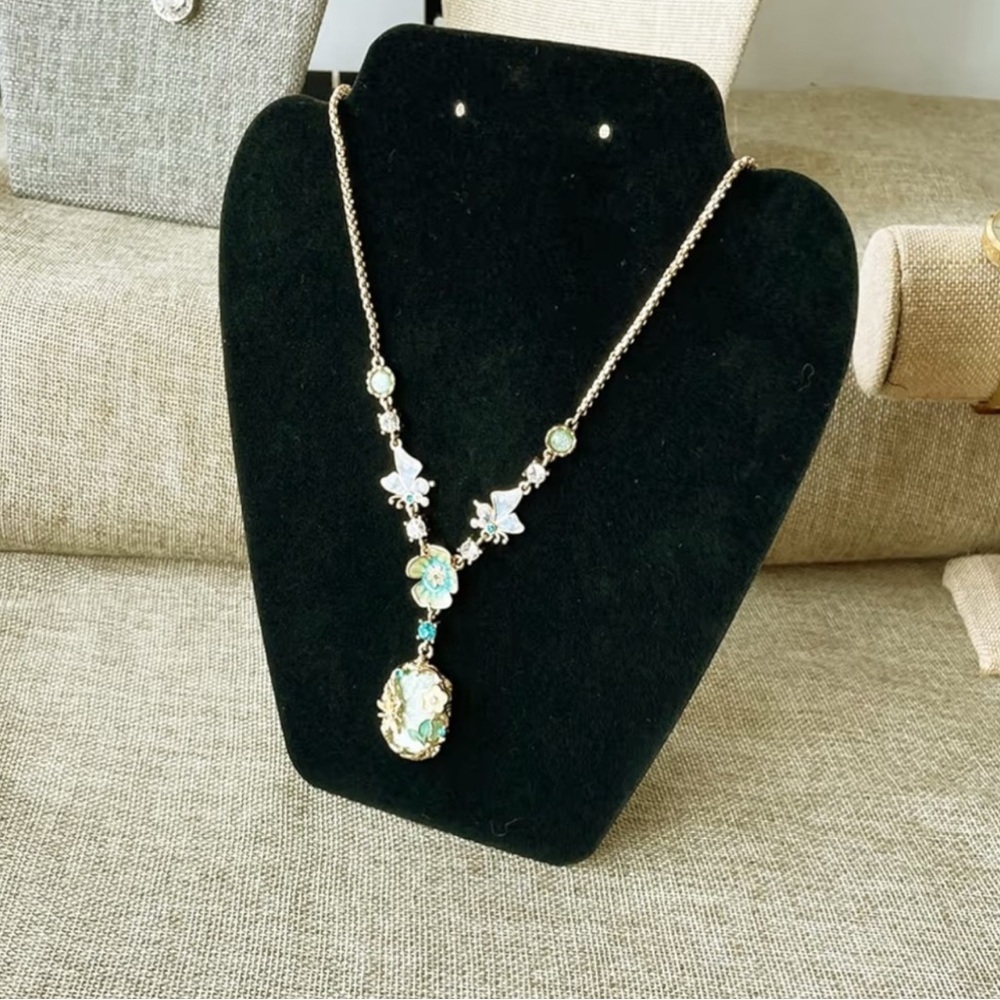 Black velvet necklace display